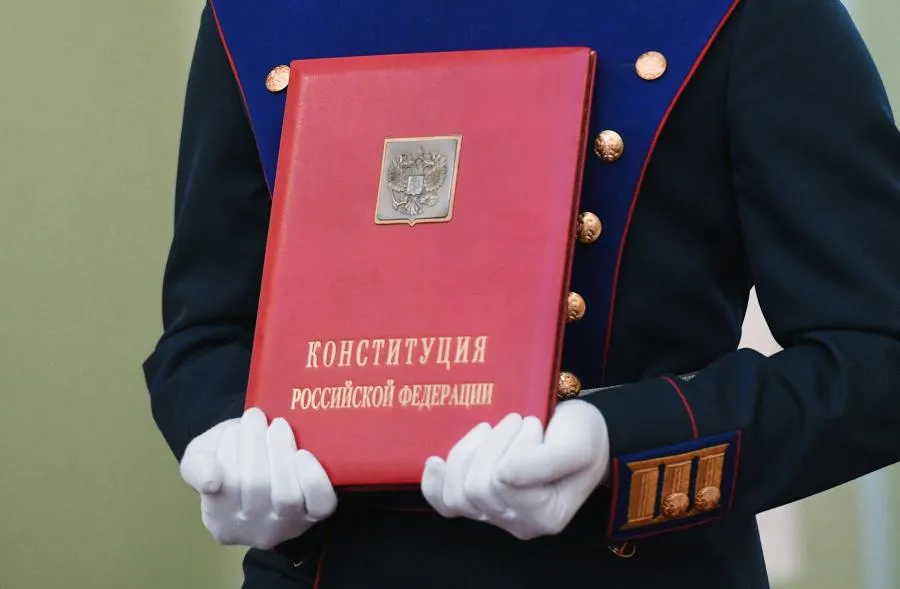 Солдаты Президентского полка вносят специальный экземпляр Конституции РФ на церемонии инаугурации президента РФ Владимира Путина в Кремле