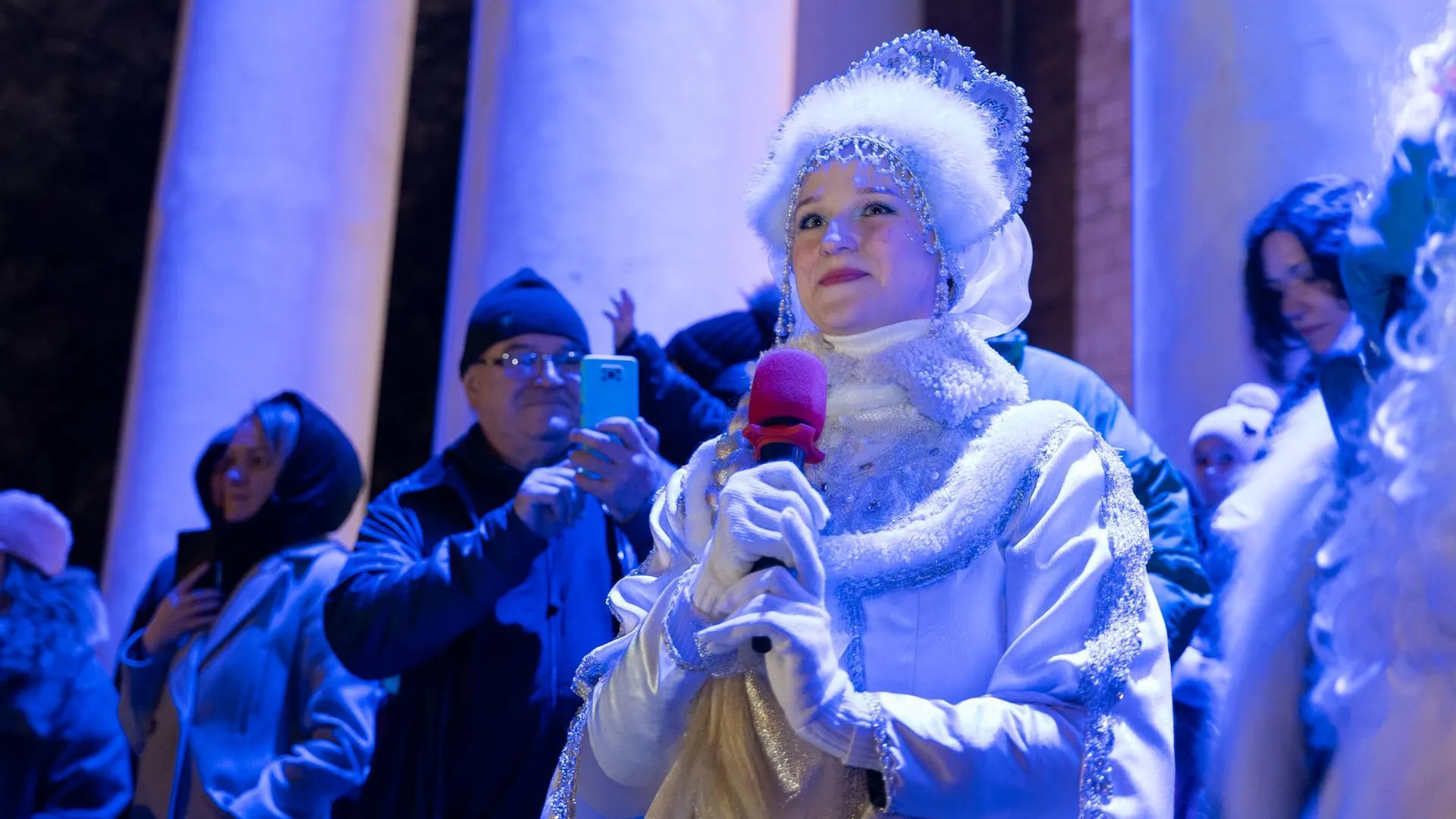 В Жуковском 1 декабря зажгли главную новогоднюю елку на центральной площади