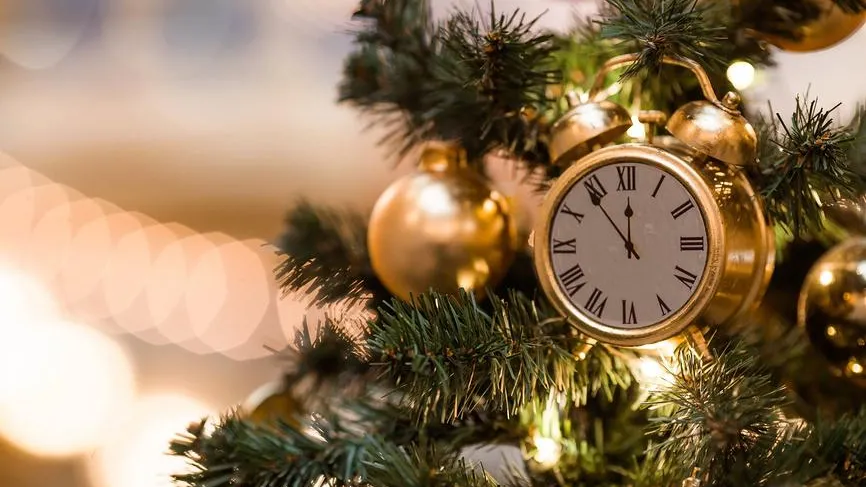Не стоит ориентироваться на календарь: почему еще рано убирать новогодний декор