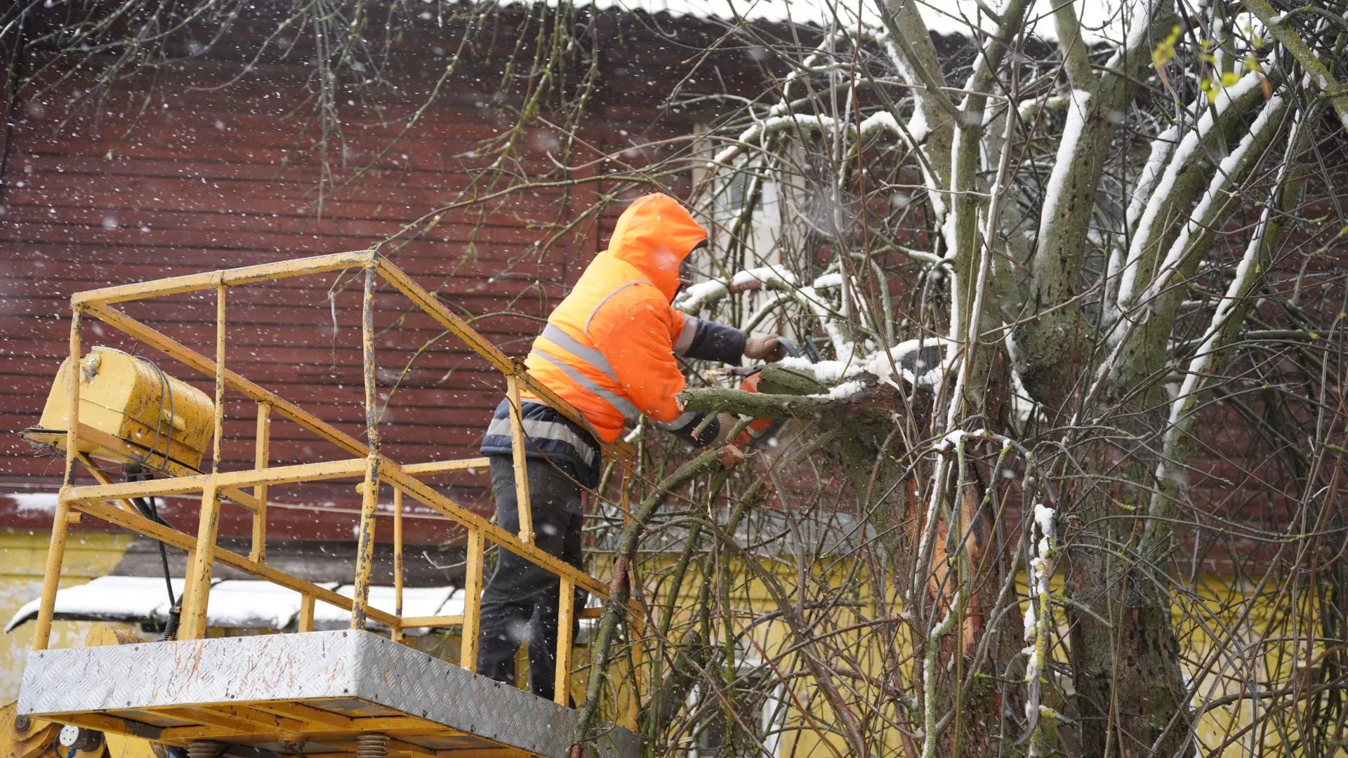 В Шатуре устранили последствия снегопада на улице Энергетиков