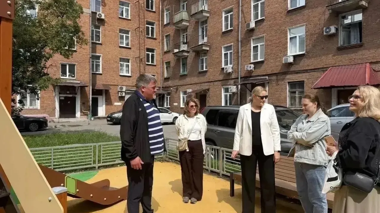 В Химках проверили детские площадки на Ленинградской улице