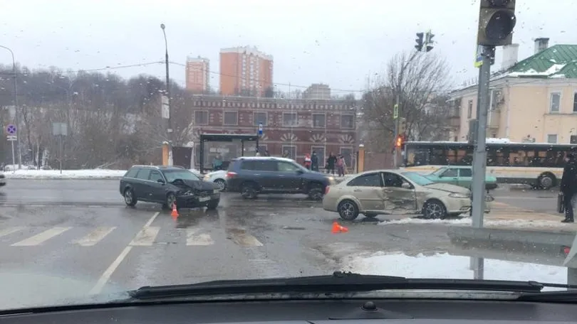 Два автомобиля столкнулись на перекрестке в Подольске