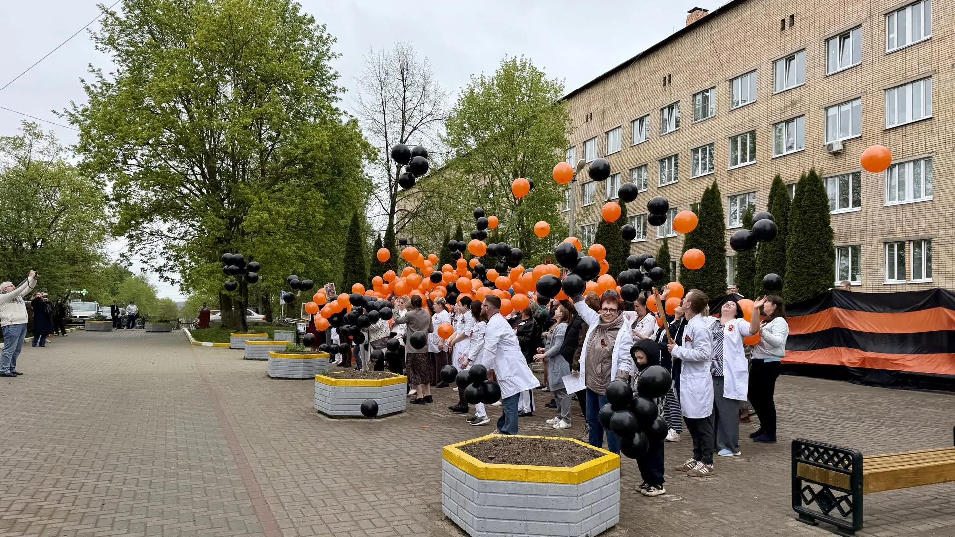 Порядка 50 медиков провели «Бессмертный полк» у стен Можайской больницы