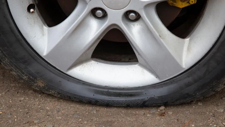 «Вот такое доброе утро»: в Подмосковье ночной мститель порезал колеса на парковке
