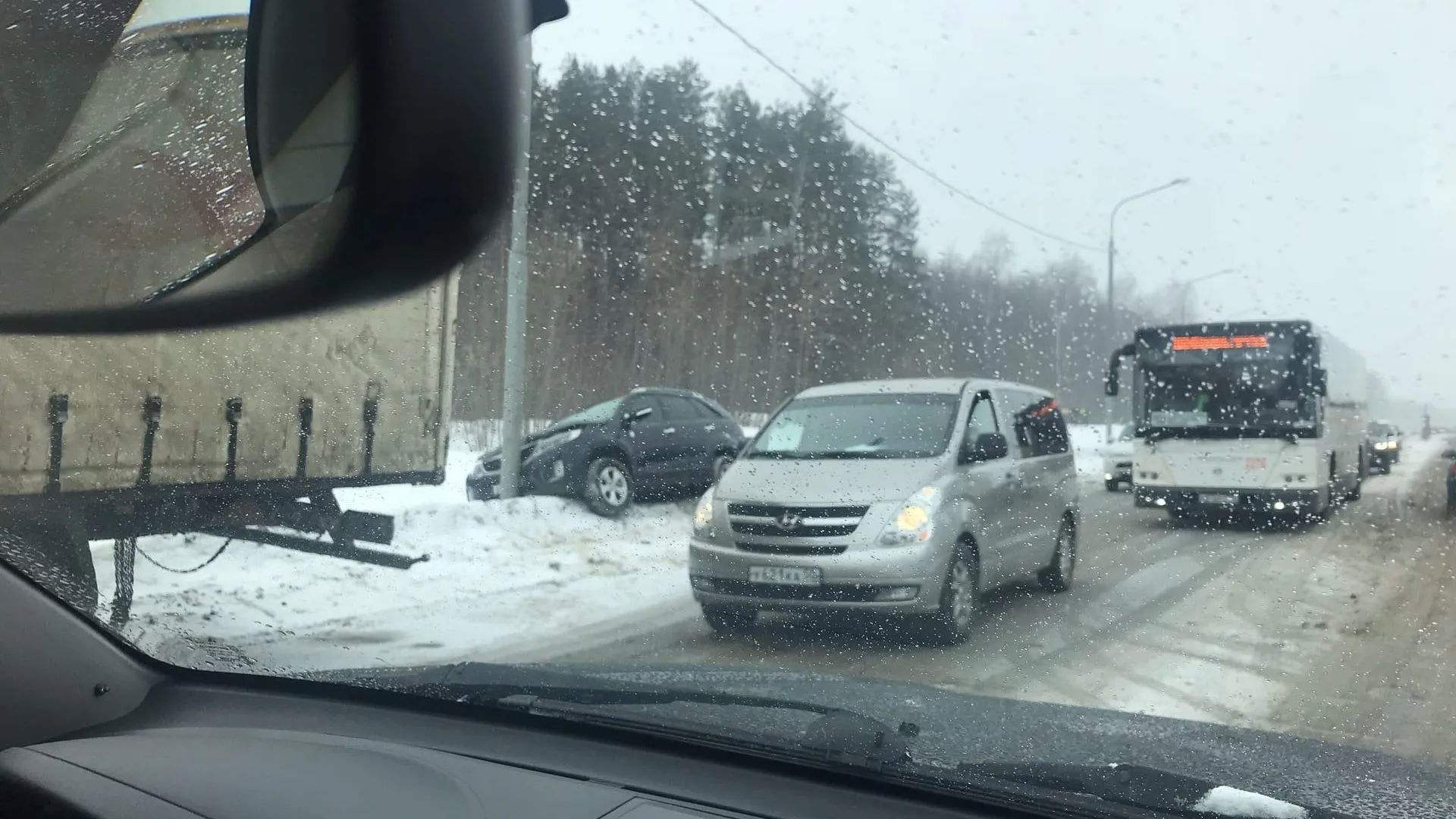 В Подольске автомобиль вылетел на обочину и врезался в столб