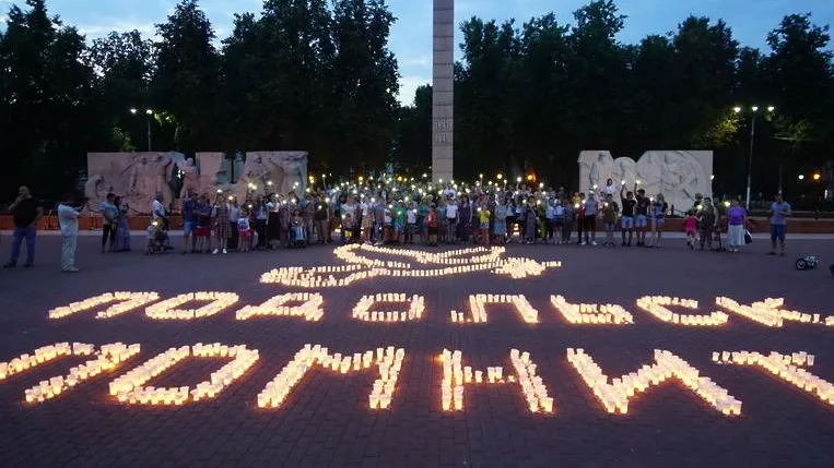 Три рисунка с надписями из свечей выложили в День памяти и скорби в Подольске