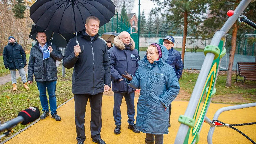 Глава Одинцовского округа с жителями осмотрел благоустройство берега Москвы‑реки