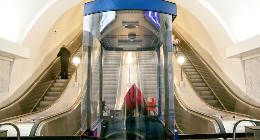 Руку трехлетнего малыша зажевало на эскалаторе в метро Петербурга