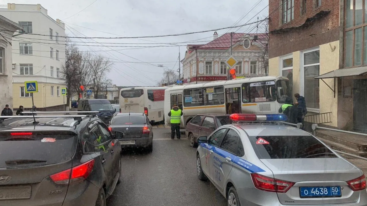 Автобус врезался в стену дома в Серпухове