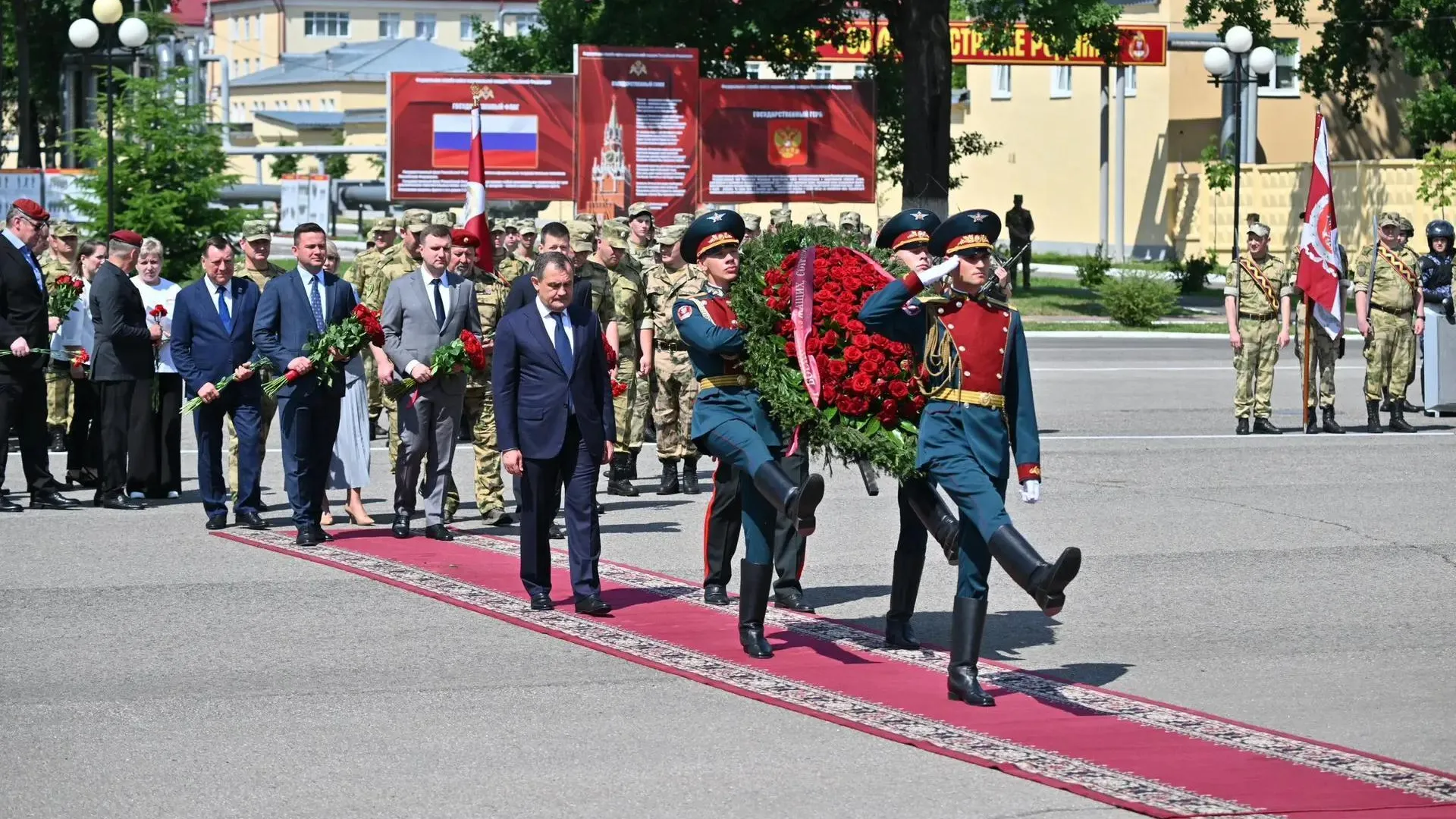 Глава Реутова возложил цветы в День ветеранов боевых действий