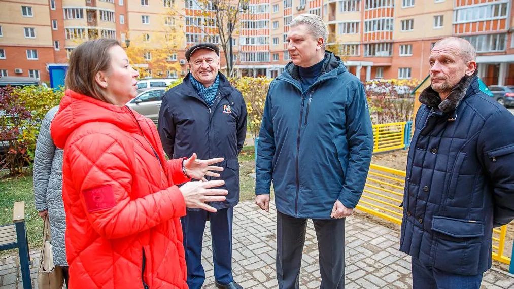 Глава Одинцовского округа осмотрел новую детскую площадку в поселке ВНИИССОК