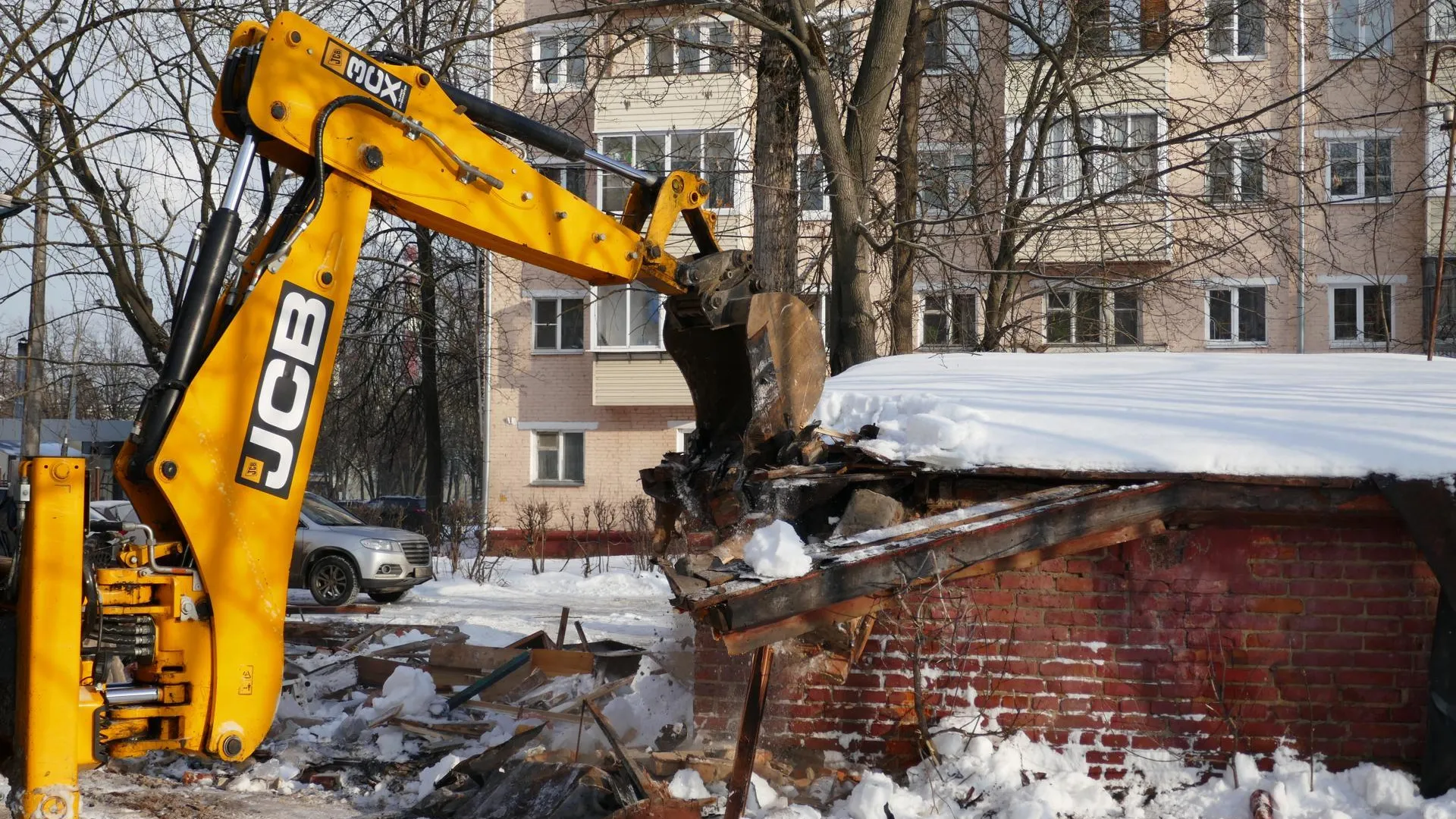 В Подольске во дворе многоквартирного дома снесли гаражные постройки