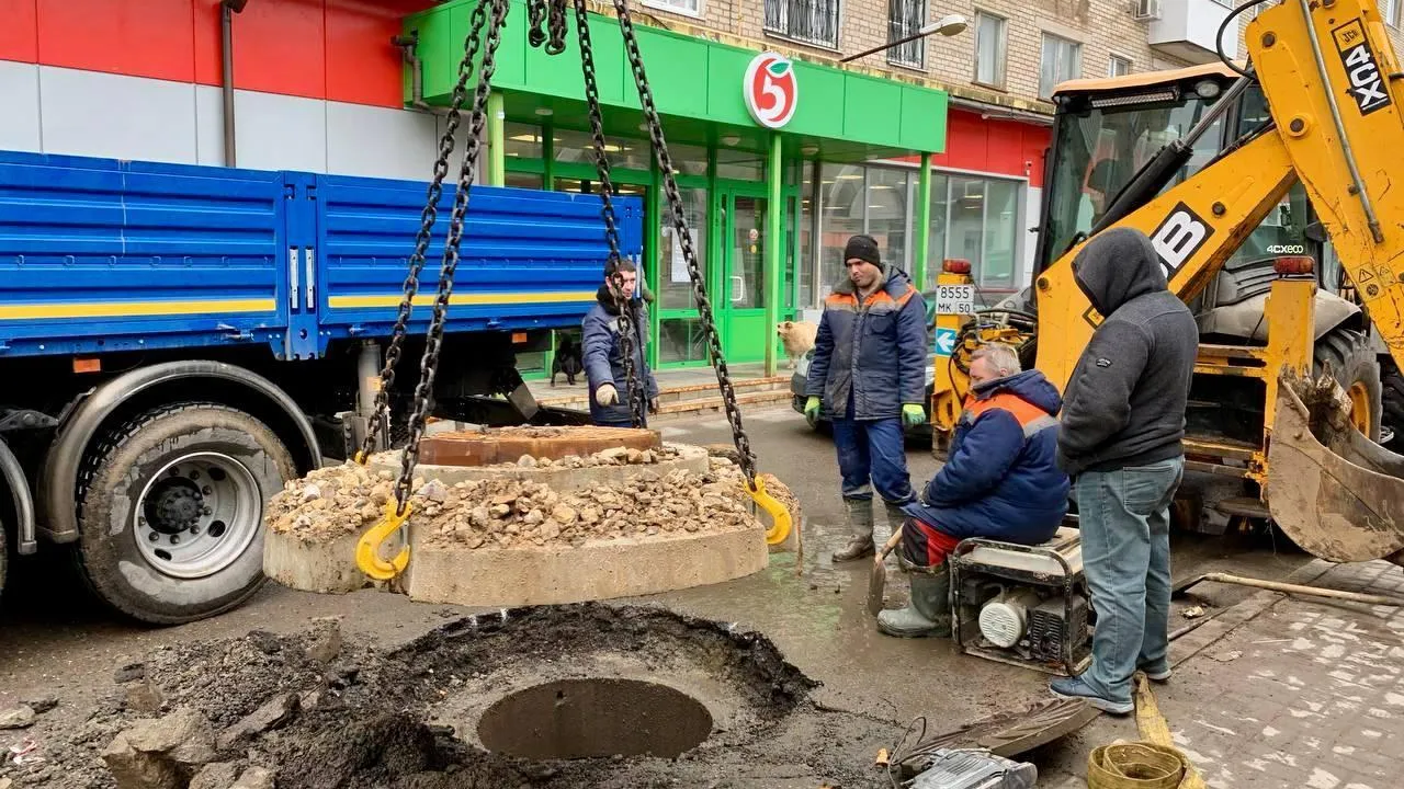 В Можайском округе проверяют состояние водопроводных колодцев на дорогах