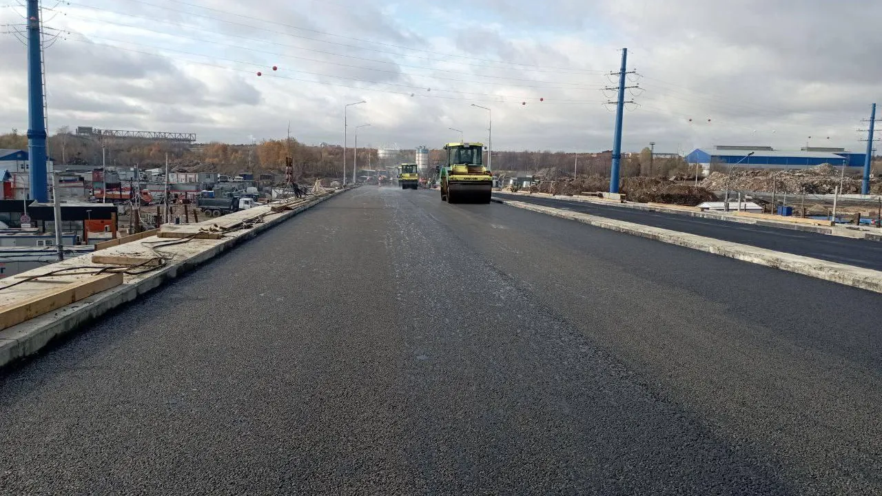 На путепроводе через Каширское шоссе приступили к укладке асфальта
