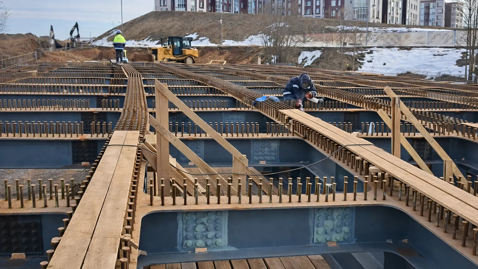 В Подмосковье в Нахабине строят дорогу с мостом к микрорайону