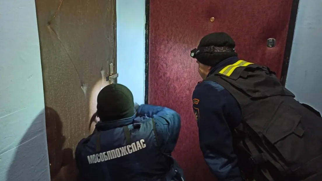 Подмосковные спасатели помогли отцу попасть в запертую квартиру, где были дети