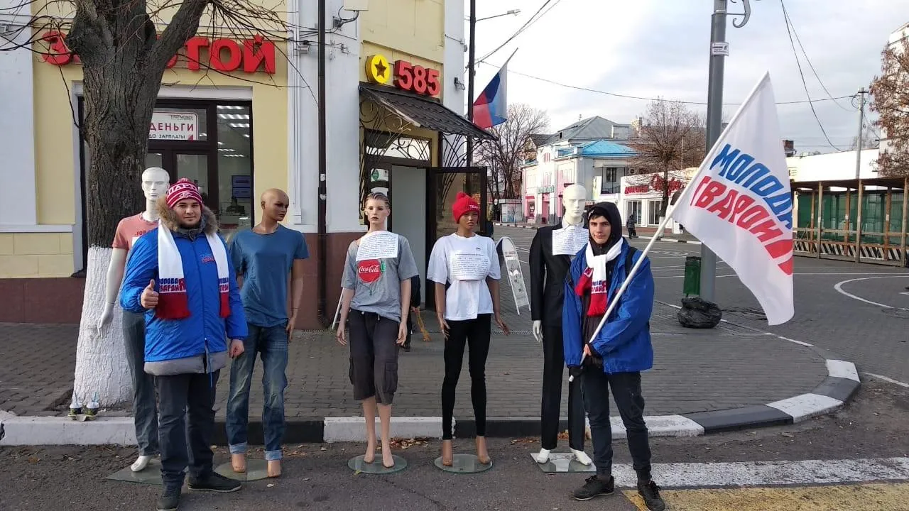 На улицах Реутова и Ногинска провели выставку‑перформанс в День борьбы с курением