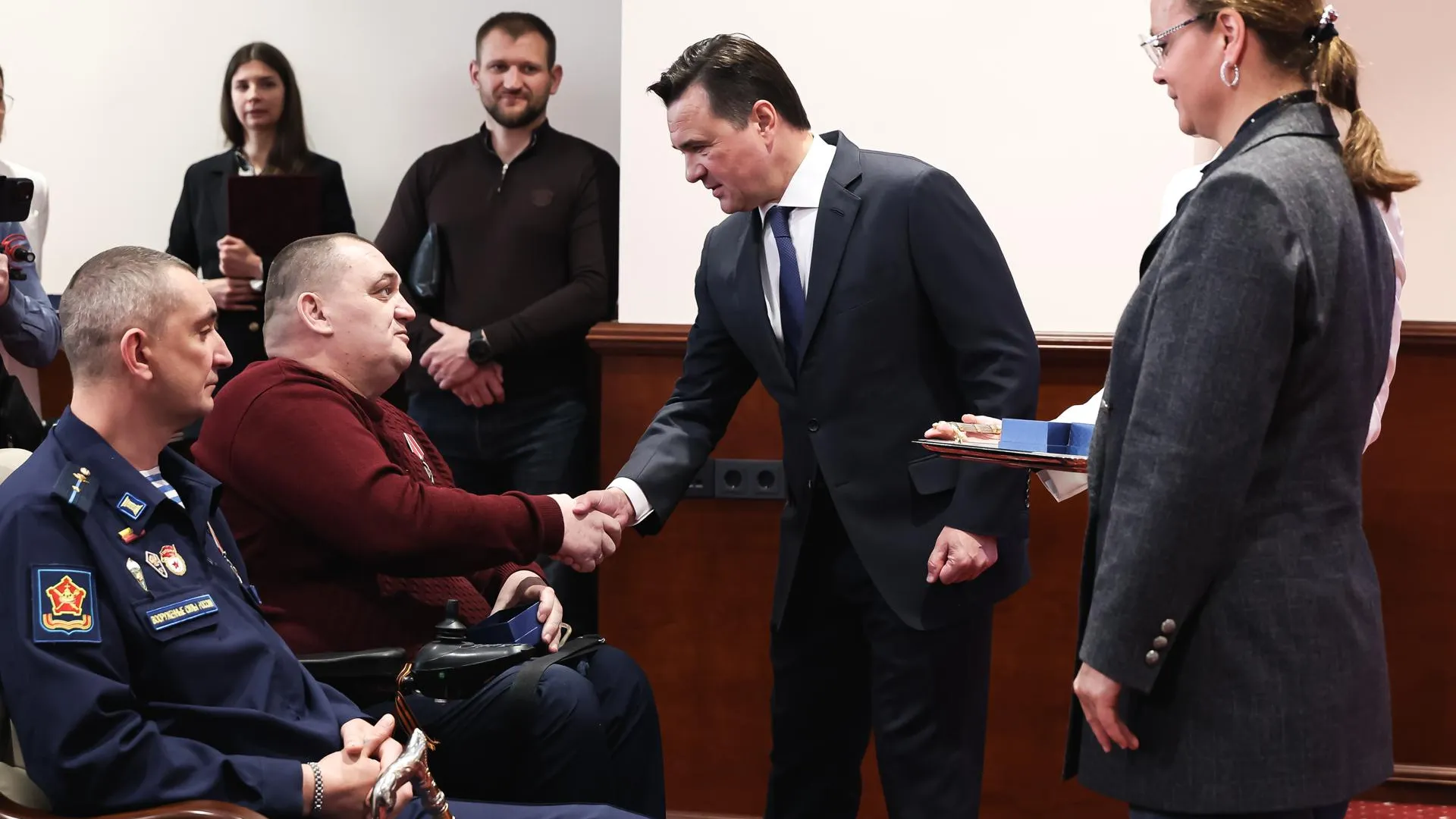 Воробьев и Цивилева вручили участникам СВО ключи от авто с ручным управлением
