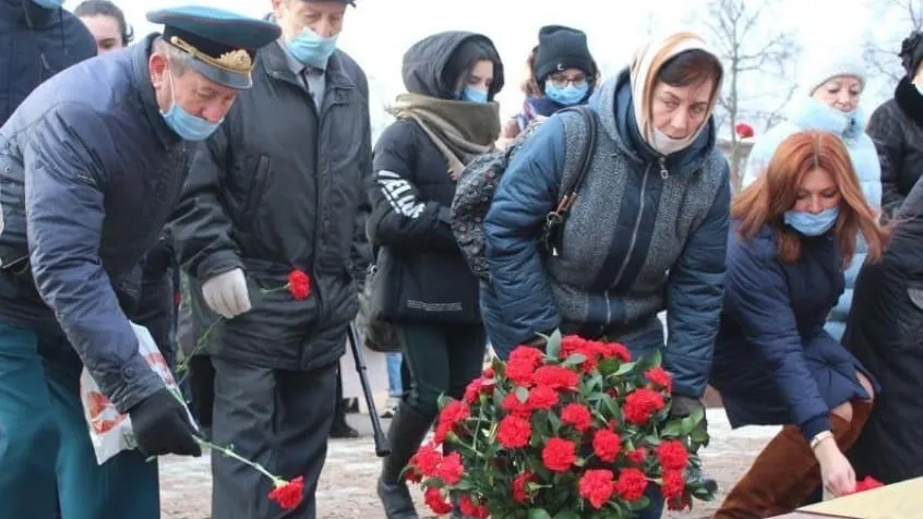 В Подольске возложили цветы к Вечному огню на годовщину снятия блокады Ленинграда