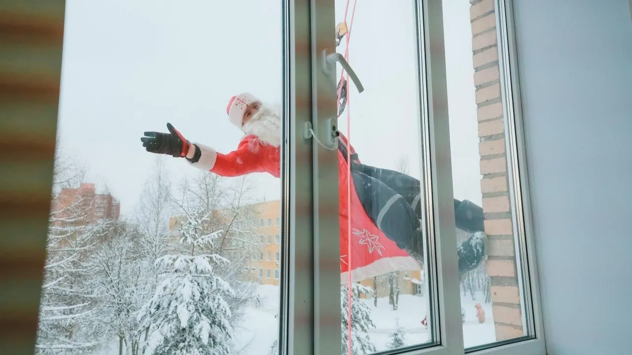 Деды Морозы спустились с крыши больницы в Сергиевом Посаде, чтобы поздравить детей