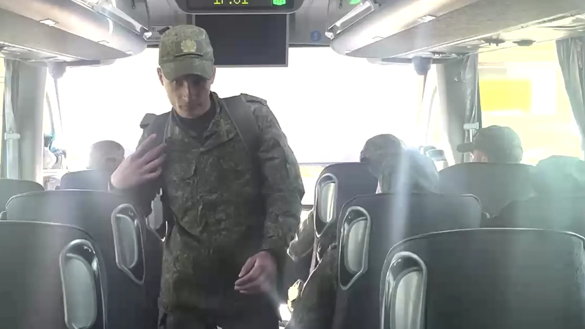 Минобороны опубликовало кадры возвращения обменянных военных РФ