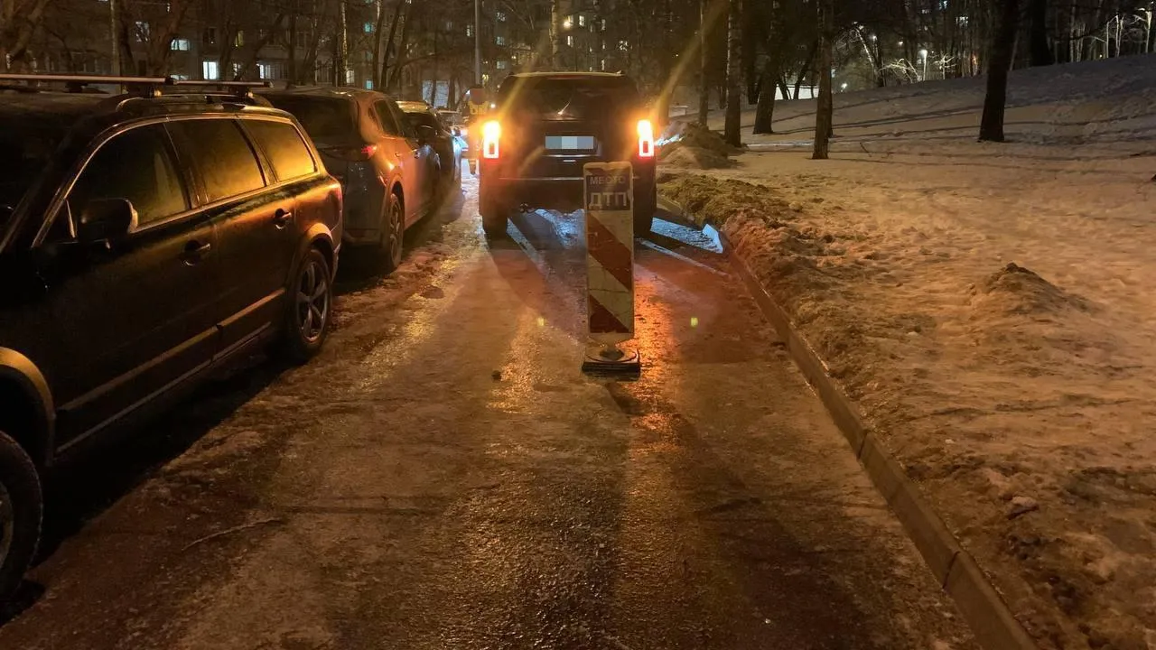Опубликованы кадры, где 12-летняя девочка попала под авто, скатившись с горки