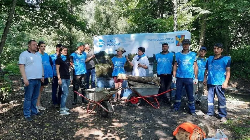 Более 12 кубометров мусора собрали с берегов реки Пехорки в Люберцах