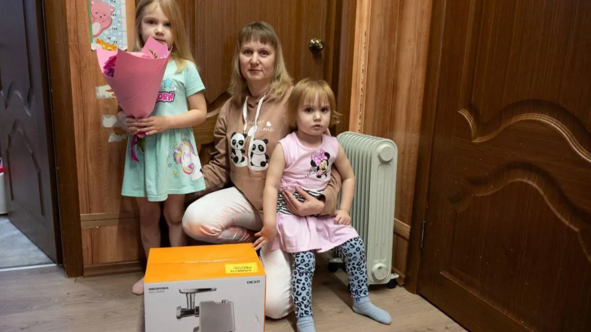 Депутат Госдумы поздравил многодетных матерей в Серпухове с Днем матери