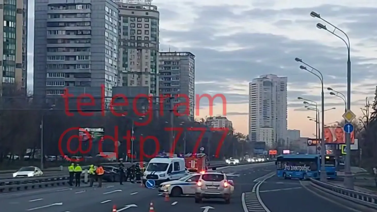 Куча сотрудников полиции и МЧС: ДТП произошло на Ленинградском шоссе в Москве