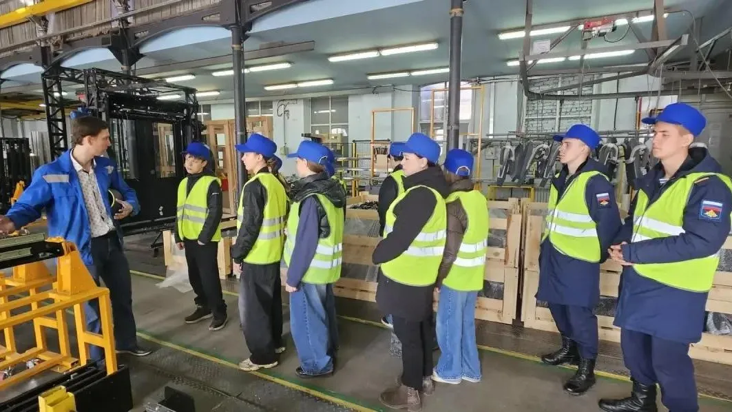 Завод «Стекломаш» в Орехово-Зуеве провел тур для бойцов СВО и школьников