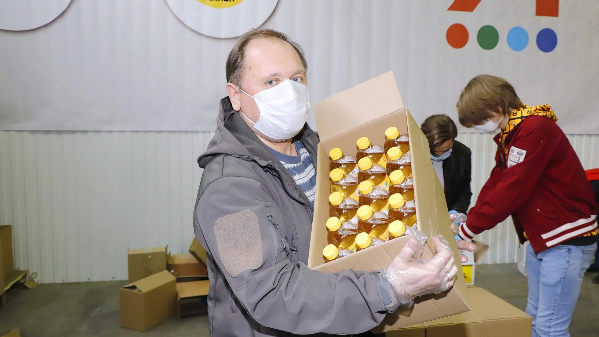 Волонтеры колледжа Мытищ ежедневно доставляют продукты нуждающимся