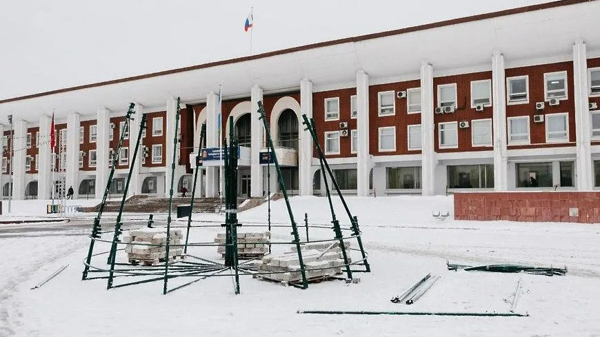 В Чехове приступили к сборке главной елки округа