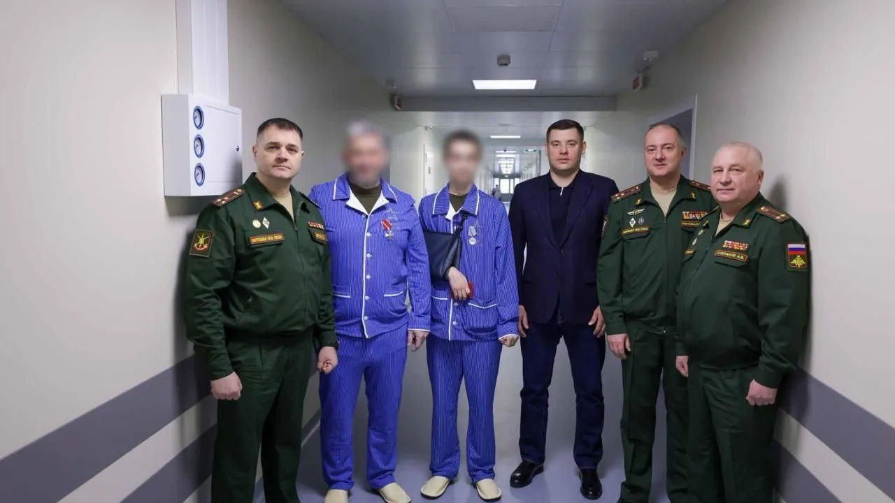 Глава Подольска поздравил участников СВО с наступающим Днем защитника в госпитале