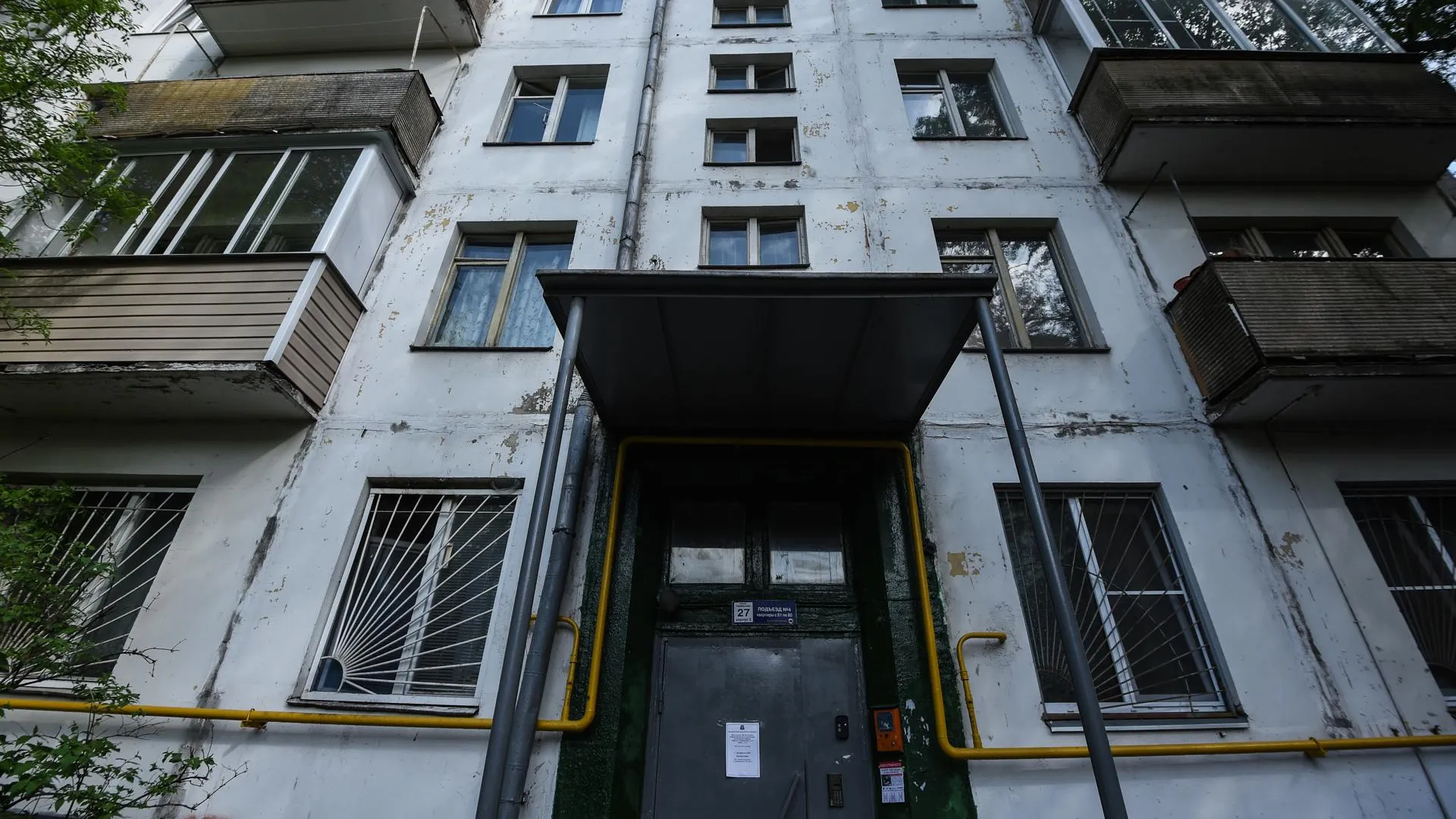 Входные двери подъездов утеплили в жилом доме на Московском шоссе Сергиева Посада