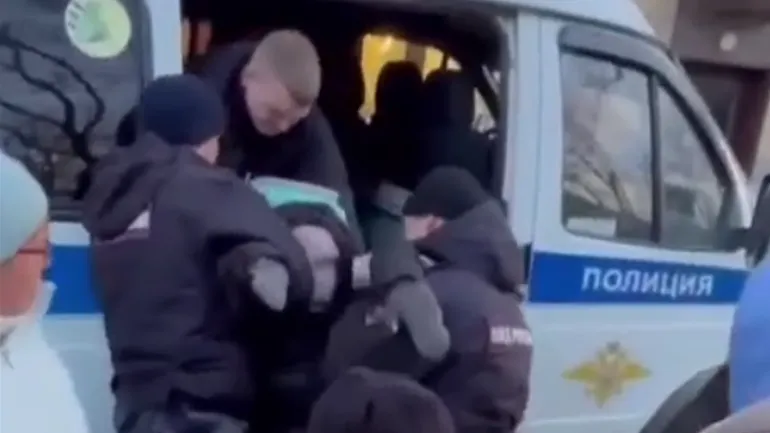 Мать и ребенка задержали за поездку вдвоем на самокате в Москве