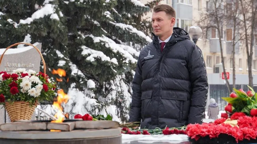 Глава Домодедова возложил цветы к обелиску Славы в честь Дня защитника Отечества