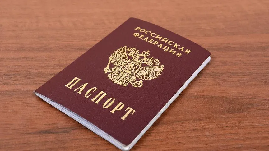 Полицейские вручили паспорт России 87-летней жительнице подмосковных Люберец