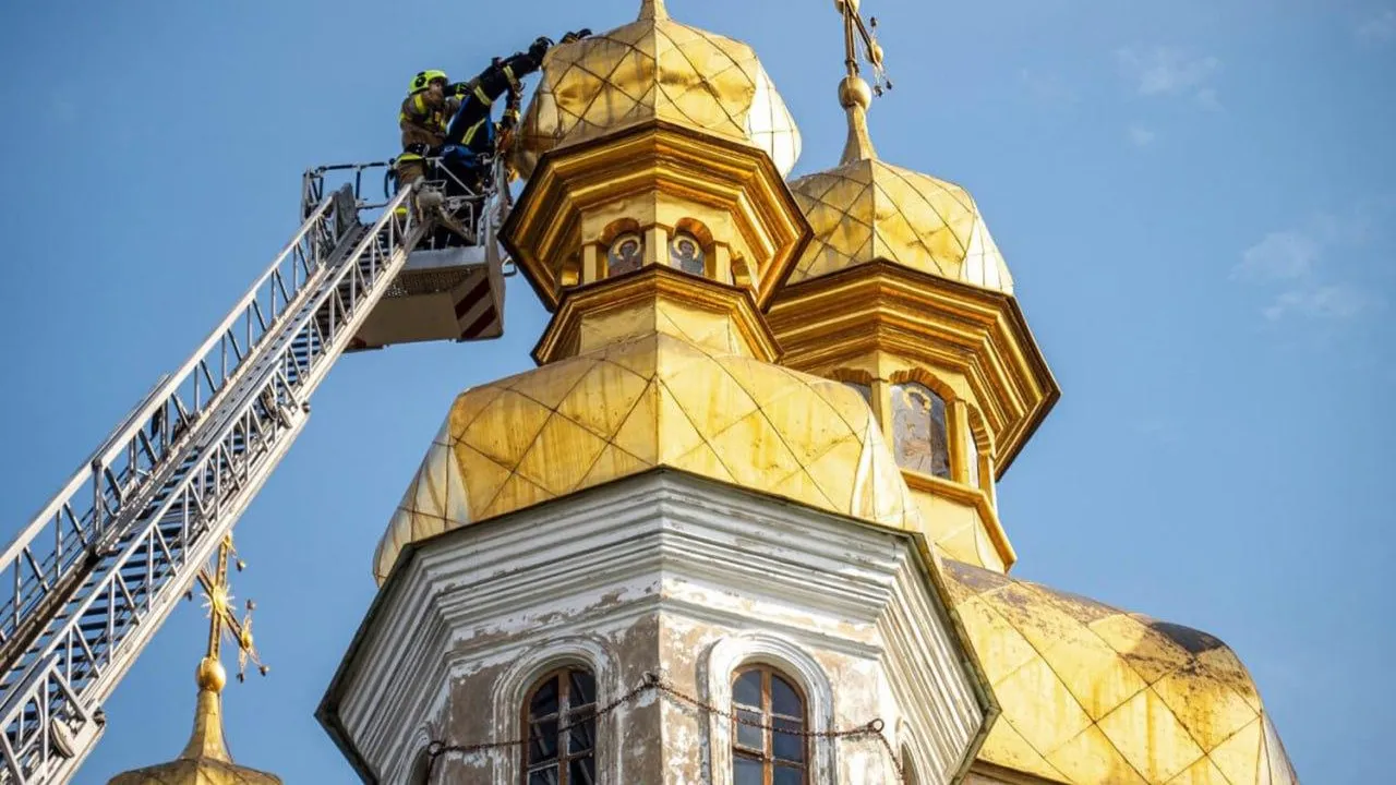 Золотой крест на башне храма Киево-Печерской лавры частично завалился на бок
