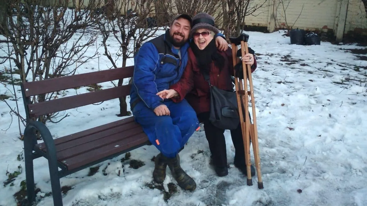 Новую скамейку установили у подъезда дома на Молодежной улице в Балашихе