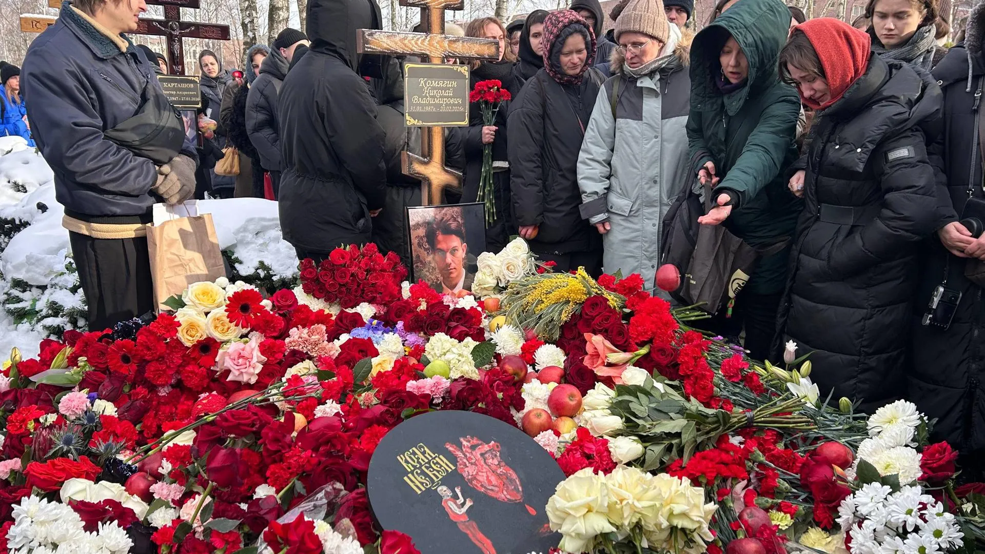 Гроб опустили в могилу: видео с похорон солиста Shortparis Комягина в Петербурге