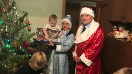 Полицейские подарили сладкие подарки и игрушки детям из 15 семей Балашихи
