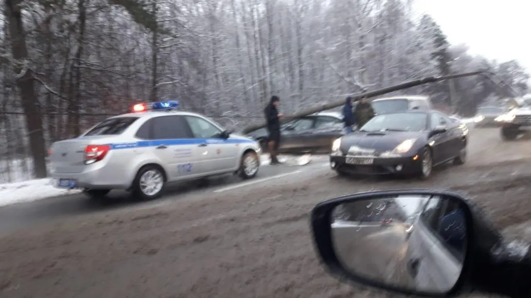 В Королеве автомобиль протаранил опору освещения