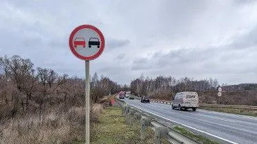 Дорожные знаки на региональных дорогах привели в порядок в 5 округах Подмосковья
