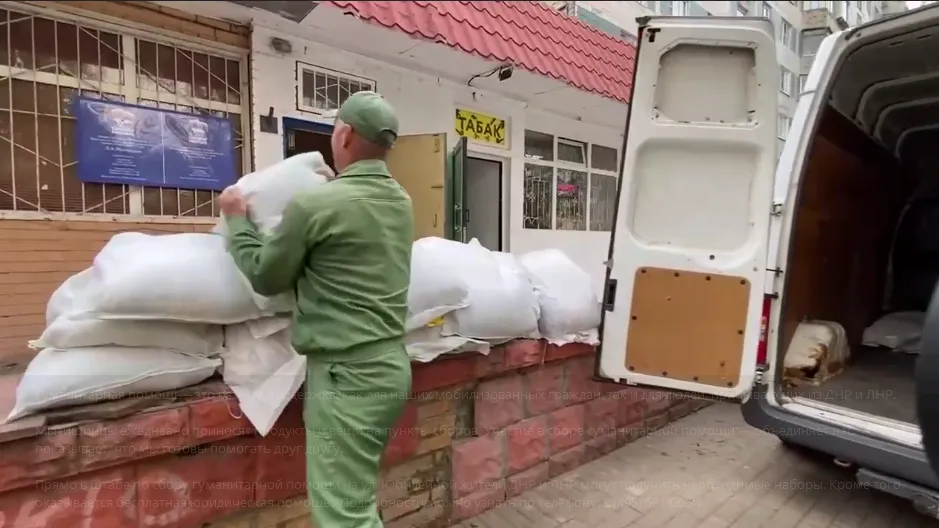 Жители Мытищ приносят продукты и вещи в пункты сбора гумпомощи для жителей Донбасса