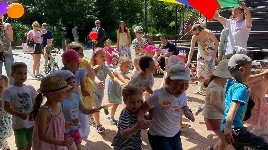 Жители Мытищ провели флешмоб в знак благодарности врачам