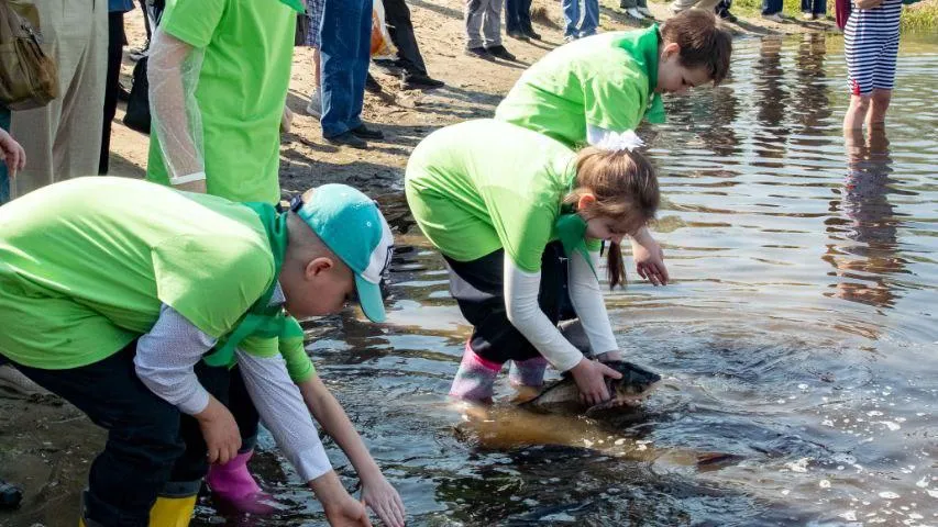 В Электростали состоялась экоакция по зарыблению водоема Юбилейный