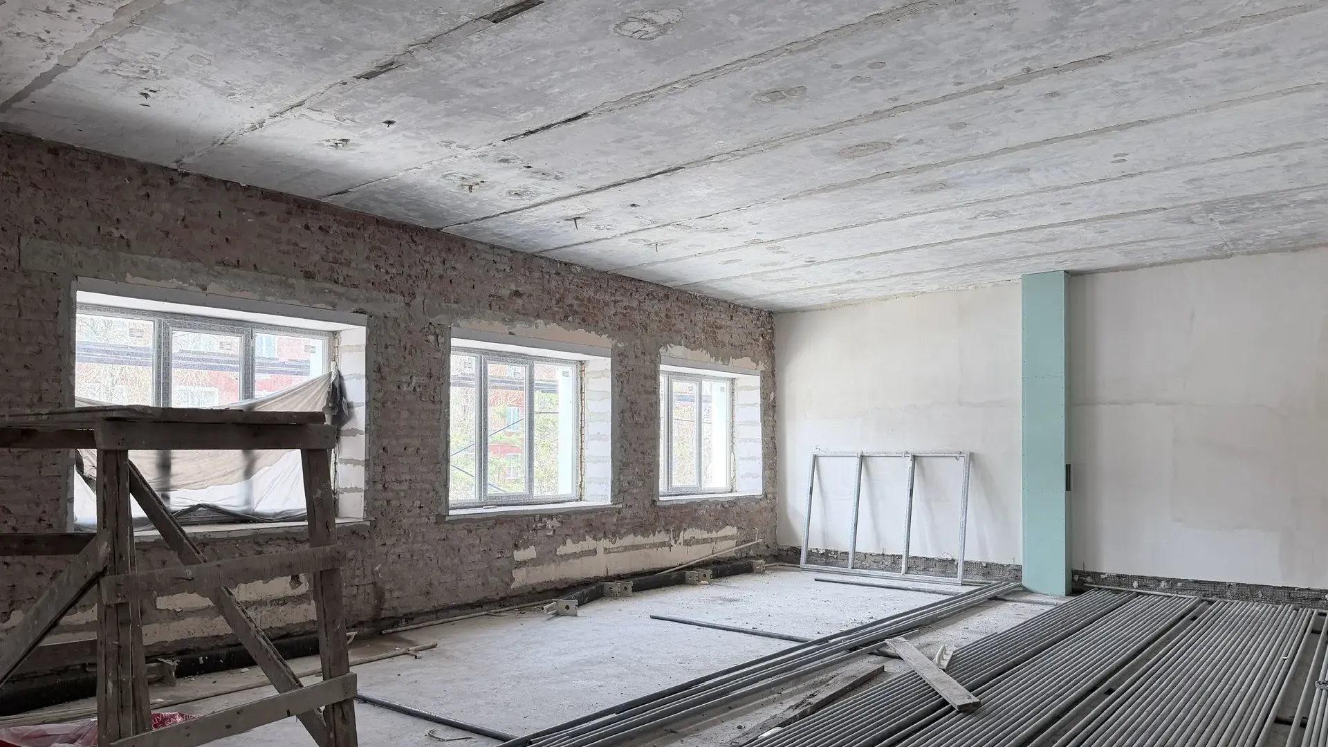 В Орехово-Зуевском округе капремонт школы в Дрезне выполнен на 45%