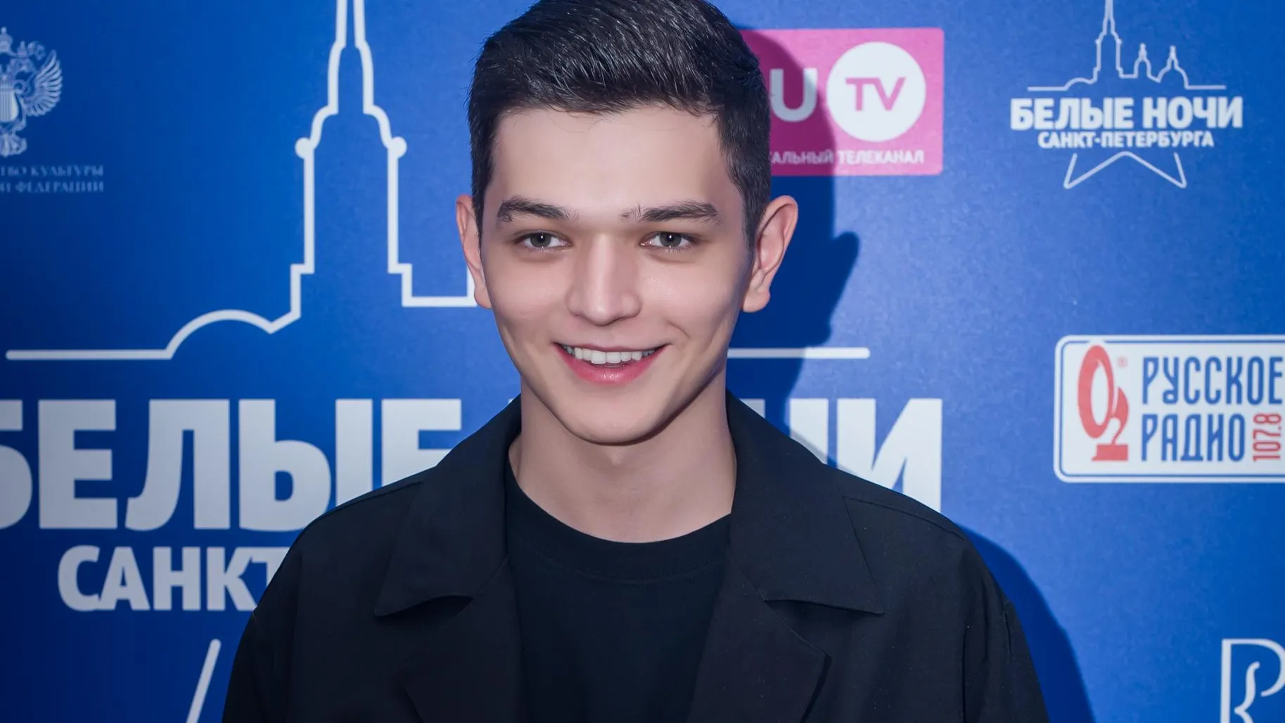 «Мне нравятся»: Akmal' принял в Донецке презент в цветах триколора РФ