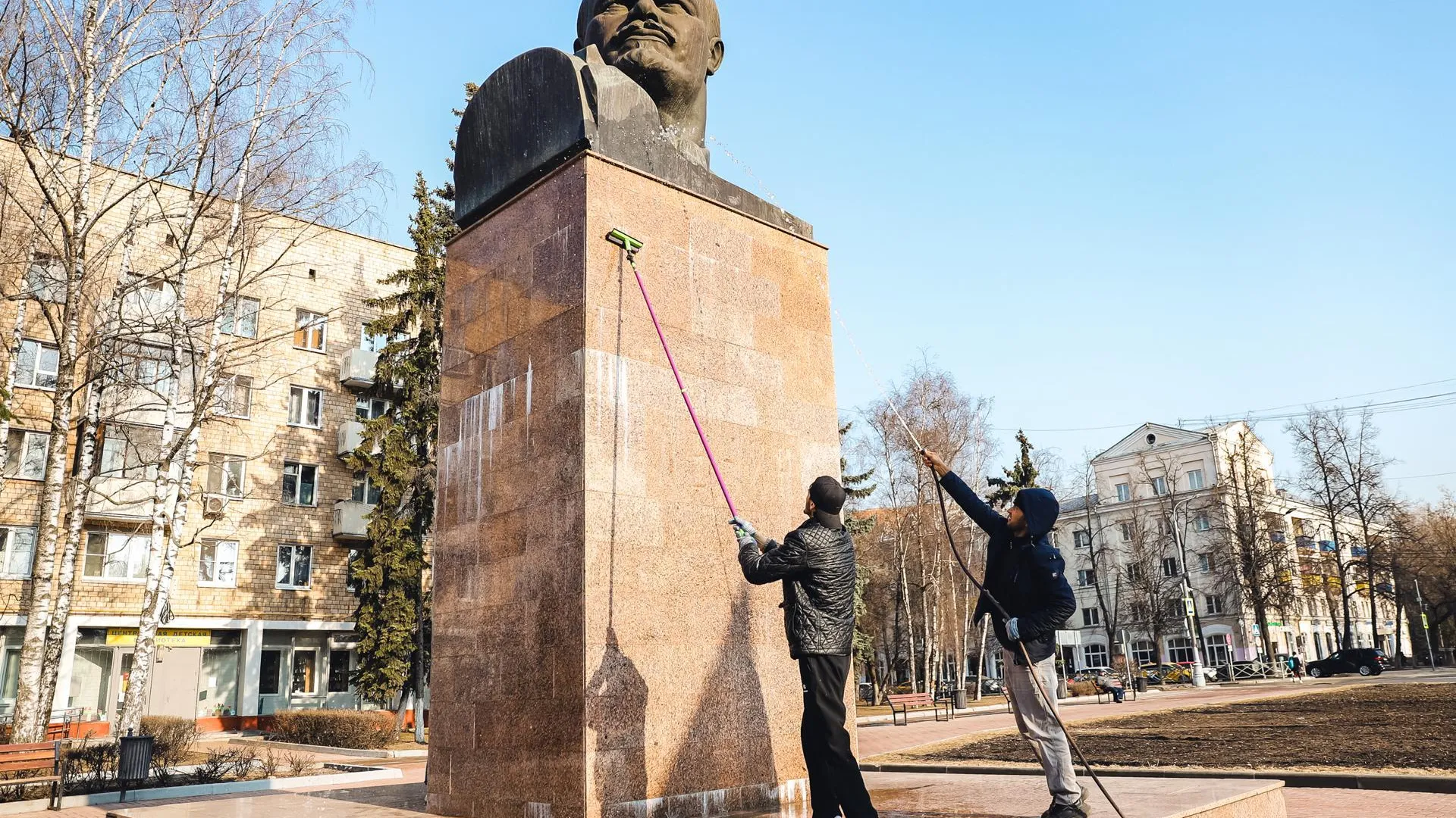 Более 100 памятников и мемориалов в Химках приведут в порядок после зимы