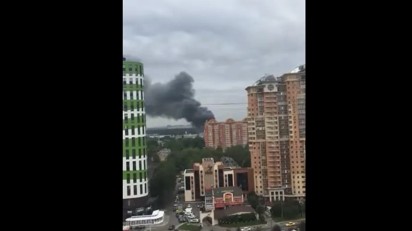 Пользователи соцсетей поделились фото и видео пожара на мебельной фабрике в Одинцове